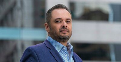 Homem de terno azul em ambiente urbano