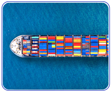 Navio porta-contêineres coloridos no oceano azul