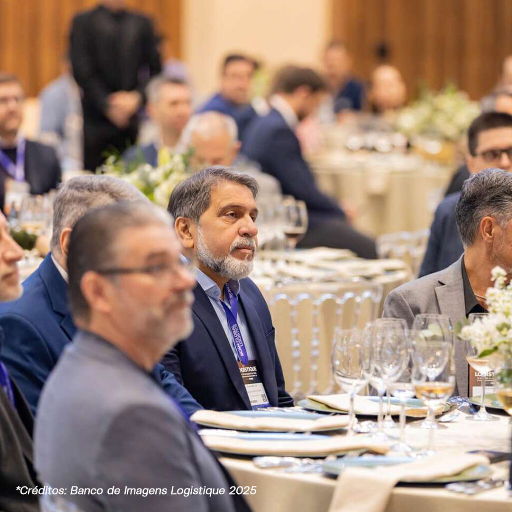 Homens em evento corporativo formal à mesa
