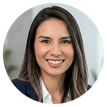 Retrato profissional de mulher sorrindo em escritório