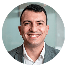 Homem sorrindo em retrato corporativo no escritório