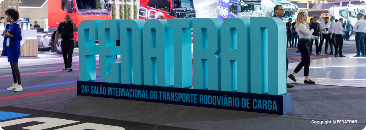 Letreiro da FEATRAN em feira de transporte rodoviário