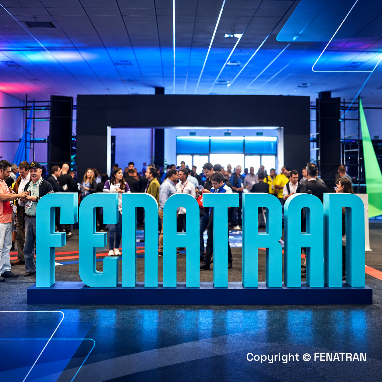 Letreiro FENATRAN em feira com visitantes ao fundo
