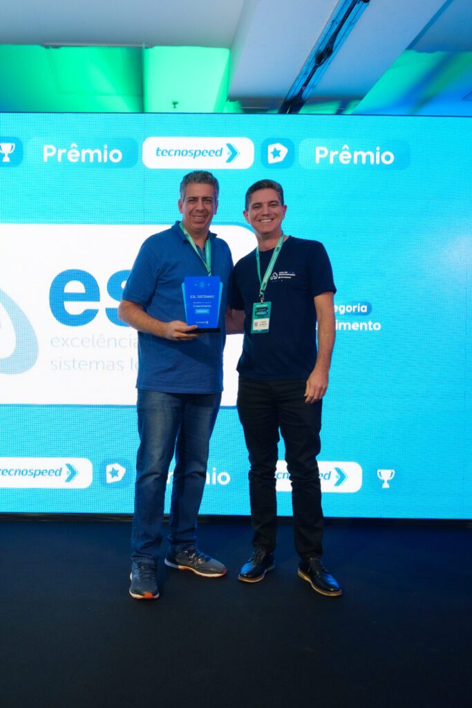 Dois homens recebem prêmio Tecnospeed em evento