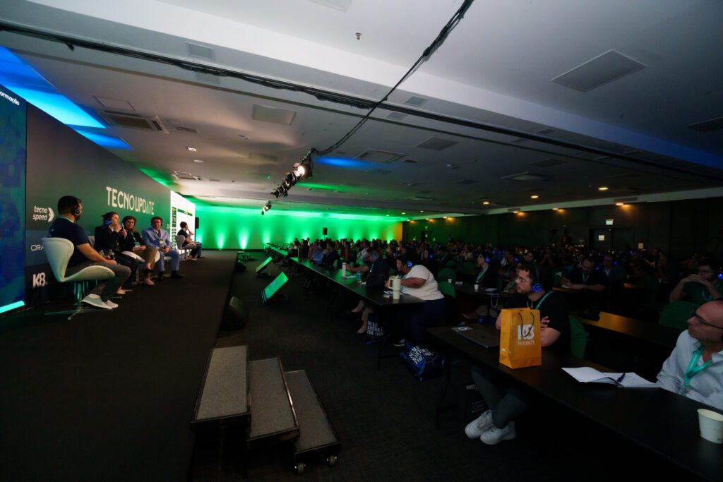 Painel da TecnoUpdate diante de plateia em evento tecnológico