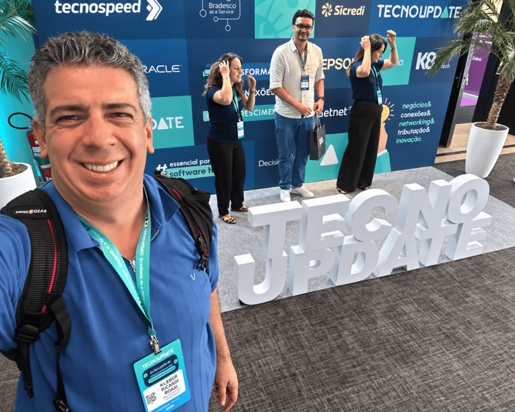 Participantes posam no estande do TecnoUpdate