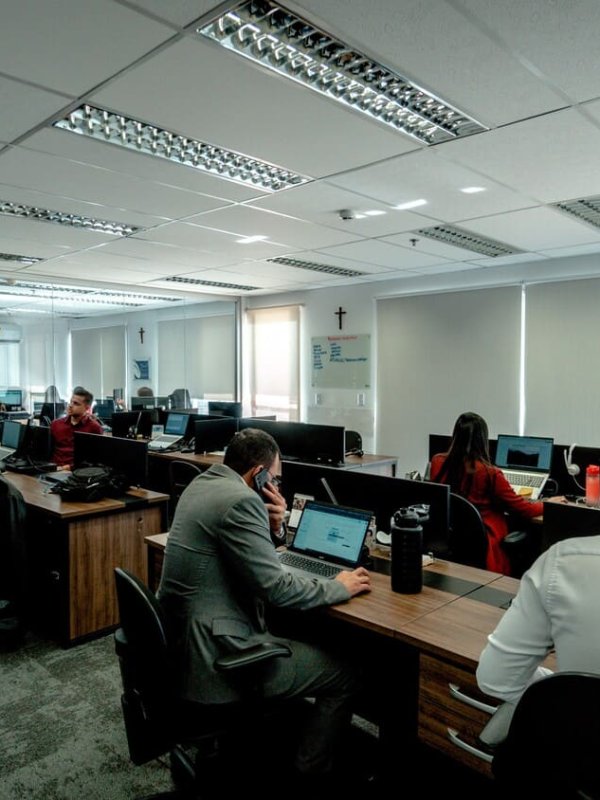 Funcionários trabalhando em escritório moderno com computadores