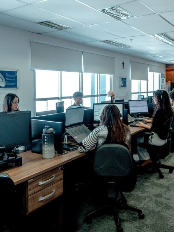 Equipe trabalhando em escritório moderno com computadores