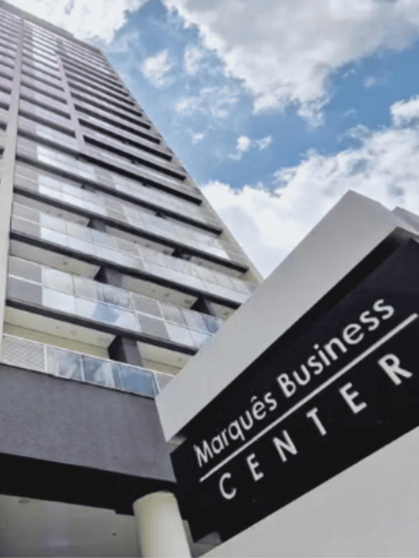 Fachada do edifício Marquês Business Center moderno