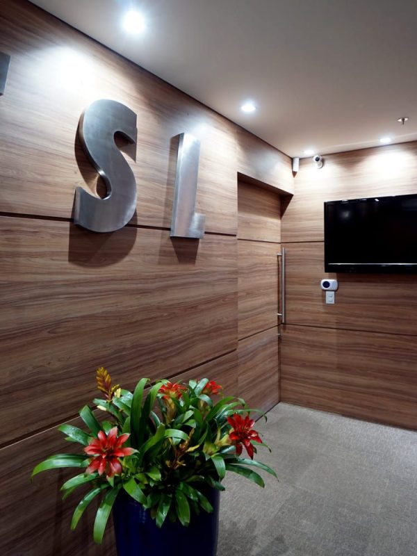 Recepção moderna com logo ESI e planta ornamental