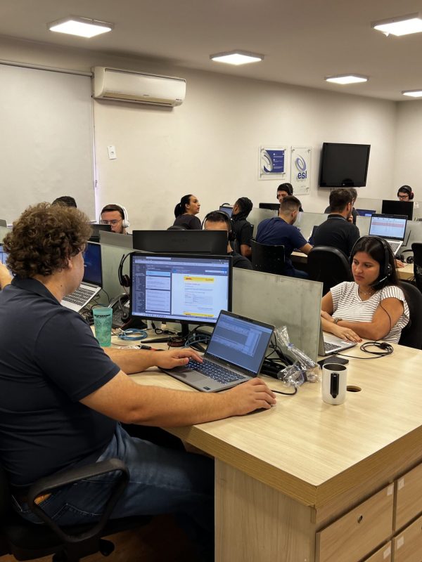 Equipe de call center trabalhando em escritório moderno