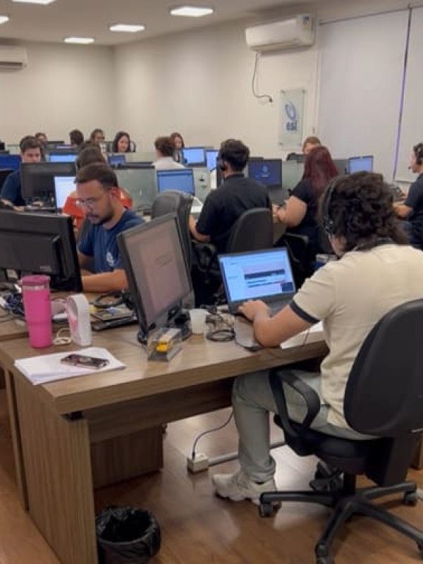 Equipe trabalhando em escritório com vários computadores